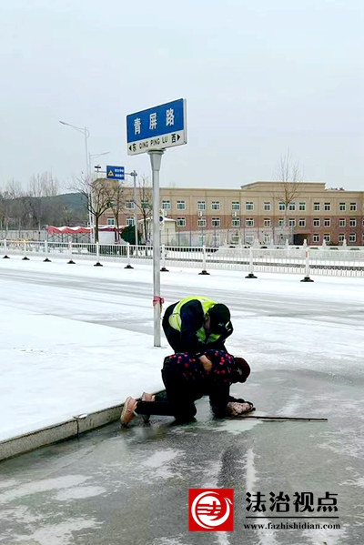 2月21日，枣庄市公安局山亭分局特警队员及时救助摔倒的老人。.jpg