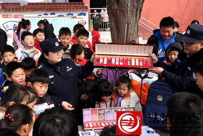 3月1日，枣庄市公安局山亭分局北庄派出所民辅警利用毒品模型向学生们介绍毒品的种类和危害，提升学生们的识毒、防毒、拒毒的意识和能力。.jpg