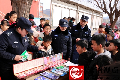 3月1日，枣庄市公安局山亭分局北庄派出所民辅警深入辖区校园开展上好禁毒“第一课”主题宣传活动，利用毒品模型向学生们讲解毒品的种类和危害性。.jpg