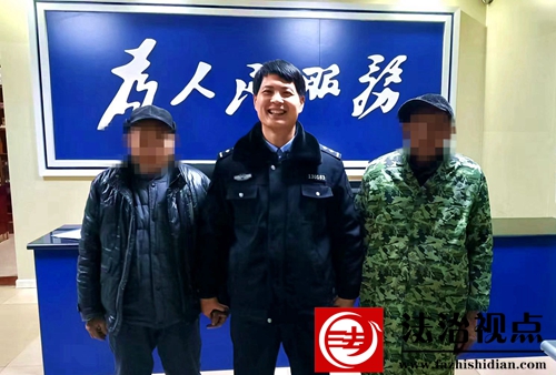 图为在民警的主持下，当事双方握手言和.jpg