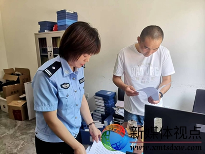 图为民警在为企业经营者讲解安全用电常识1.jpg