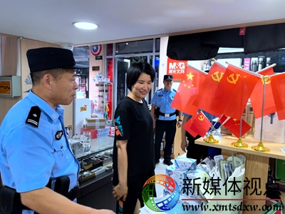 6月10日晚，枣庄市公安局山亭分局警辅警在巡逻途中向超市员工宣讲反诈常识，面对面传授各类防诈技巧。.jpg