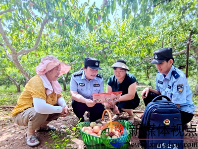 “甜桃收获了，咱们可要守好自己的‘钱袋子’！接到打着‘支农’‘惠农’名义的投资理财电话，一定提高警惕！”6月18日，枣庄市公安局山亭分局北庄派出所民辅警走进乡村桃园，开展防范电信诈骗主题宣传活动。.jpg