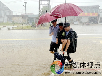 7月1日，枣庄市公安局山亭分局冯卯派出所民辅警冒雨护送学生回家。.jpg