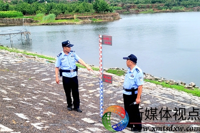 7月4日，枣庄市公安局山亭分局水泉派出所民辅警深入辖区水库开展巡逻防控，实地查看涨水情况。.jpg