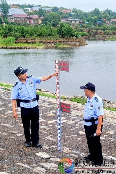 7月4日，枣庄市公安局山亭分局水泉派出所民辅警在巡逻防控途中查看水库汛期涨水情况。.jpg