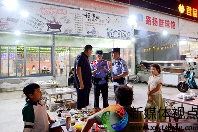 7月6日，枣庄市公安局山亭分局山城派出所民辅警深入烧烤摊点宣讲夏日安全防范常识。.jpg