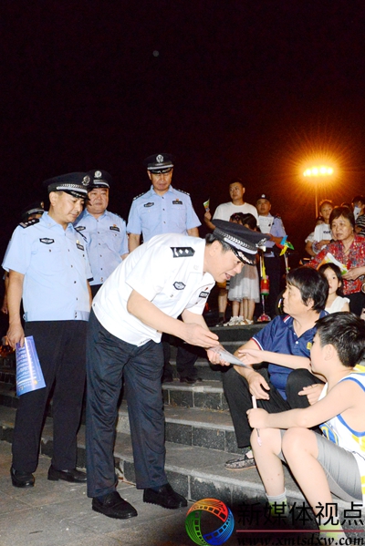 7月6日，市区两级公安机关集中开展夏夜治安巡查宣防集中行动，面对面向群众宣传安全防范知识。.jpg