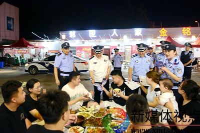 7月6日，枣庄市公安局组织开展夏夜治安巡查宣防第一次集中行动，公安民辅警深入山亭区烧烤摊点向群众宣讲安全防范常识。.jpg