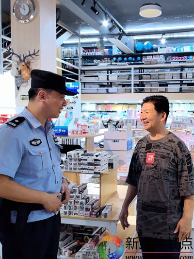 7月10日，枣庄市公安局山亭分局巡逻宣防民警向群众了解夏夜治安情况，面对面宣讲安全防范常识。.jpg