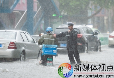 图一：冒雨指挥疏导交通.jpg