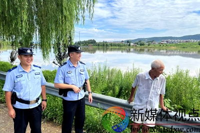 8月6日，枣庄市公安局山亭分局店子派出所民辅警深入辖区沿河区域开展巡查宣防，面对面向老人宣讲防溺水常识。.jpg