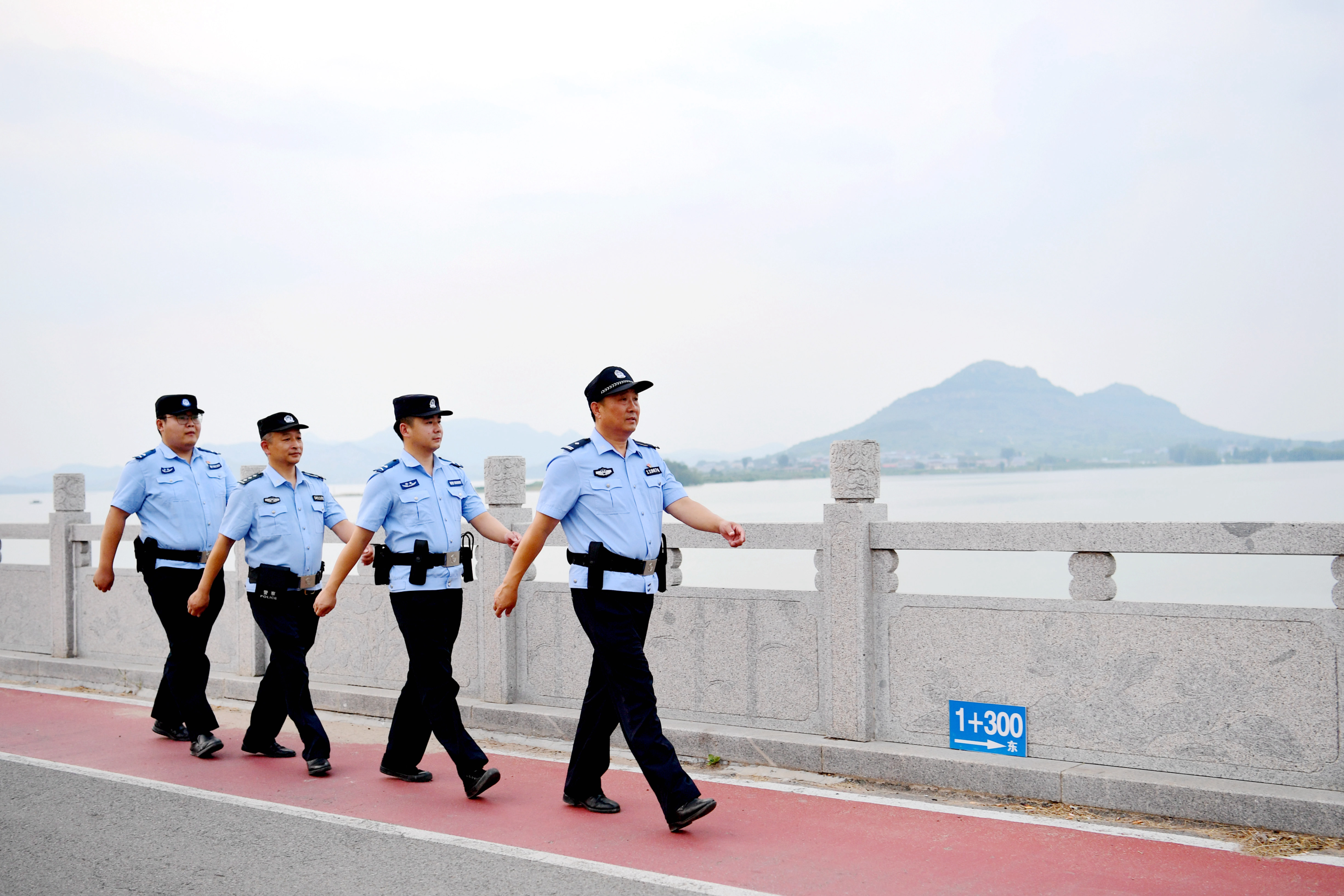 8月15日，枣庄市公安局山亭分局冯卯派出所岩马湖生态驻巡站民辅警在岩马湖畔开展日常巡逻。.jpg