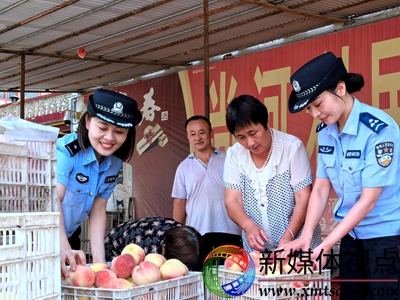 8月20日，枣庄市公安局山亭分局店子派出所民辅警在店子镇尚河村向群众宣传反诈、预防经济犯罪、户籍业务办理等常识。.jpg