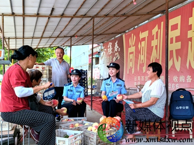 8月20日，枣庄市公安局山亭分局店子派出所民辅警在店子镇尚河村开展反诈、预防经济犯罪、户籍业务办理等宣传活动。.jpg