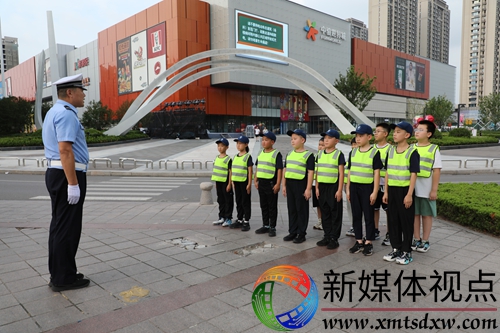 图一：在执勤交警带领下上岗.JPG