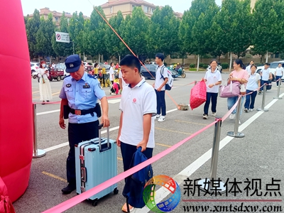 9月1日，枣庄市公安局山亭分局山城派出所民警帮助学生运送行李，全力护航“开学季”。.jpg