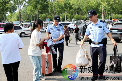 9月1日，枣庄市公安局山亭分局山城派出所民警在维护秩序的间隙帮助学生搬运物品。.jpg