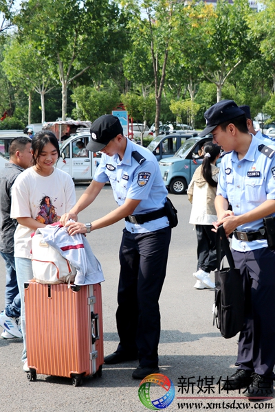 9月1日，枣庄市公安局山亭分局山城派出所开启“护学岗”模式，民辅警们在帮助学生搬运行李的同时不忘宣讲安全防范常识。.jpg