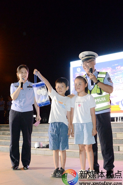 9月7日，小朋友开开心心展示答题赢得的”警察小熊“礼物。.jpg