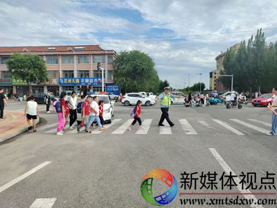 姜庄中队执勤民警护送小学生过马路.jpg