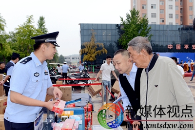 9月30日，枣庄市公安局山亭分局民警在夏季治安打击整治成果展现场，向群众展示破案追缴的香烟等贵重物品。.jpg