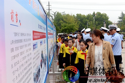 9月30日，小学生在老师的带领下参观山亭公安夏季治安打击整治成果展。.jpg