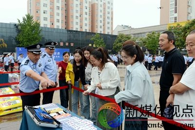 9月30日，枣庄市公安局山亭分局民警在夏季治安打击整治成果展现场，向群众介绍收缴的赌博工具。.jpg