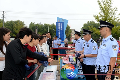 9月30日，枣庄市公安局山亭分局民警在夏季治安打击整治成果展现场，向群众介绍涉案有毒减肥奶茶以及相关物品。.jpg