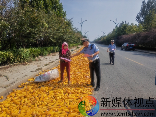 图四：劝导群众不要在道路上晾晒粮食 (1).jpg