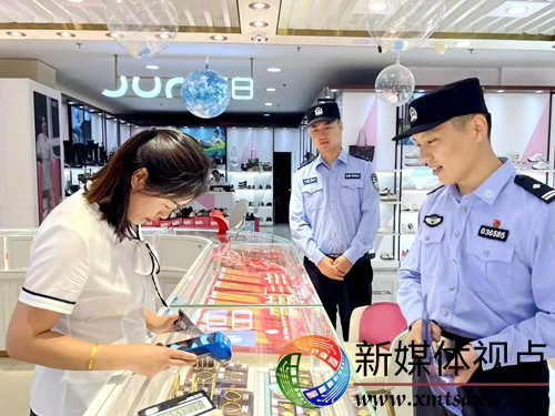 10月15日，枣庄市公安局山亭分局合成作战中心民警辅警面对面向金店工作人员宣传防范黄金洗钱诈骗常识，警民携手织牢安全防范网。.jpg