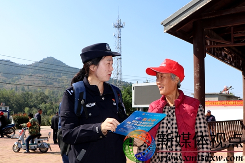 10月24日，枣庄市公安局山亭分局综合服务大厅民警面对面向群众宣传户籍业务、防电信网络诈骗、禁毒、拒赌等知识，警民携手共筑平安和谐。.jpg