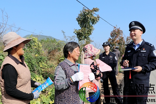 10月24日，枣庄市公安局山亭分局综合服务大厅民警深入田间地头，向群众宣传户籍业务、防电信网络诈骗、禁毒、拒赌等知识，警民携手共筑平安和谐。.jpg