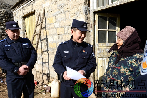 12月26日，枣庄市公安局山亭分局徐庄派出所民辅警进村入户向群众宣传防火、防盗、防安全事故、防一氧化碳中毒、防电信诈骗等常识。.jpg