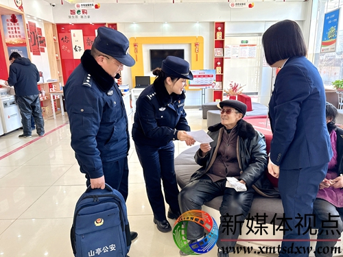 2月7日，枣庄市公安局山亭分局冯卯派出所民警张婷婷（左二）及时将户籍证明材料送到急需领取低保补助的刘大爷手中。.jpg