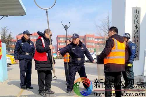 2月11日，枣庄市公安局山亭分局水泉派出所民辅警深入辖区校园开展应急处突演练，悉心讲解动作要领。.jpg