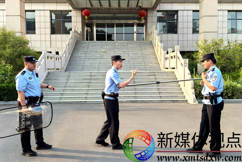 ５月２８日，枣庄市公安局山亭分局山城派出所民辅警开展“红蓝对抗”实战演练，进一步提升执法规范化水平和应急处突能力。.jpg